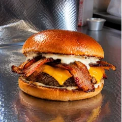 Burger com bacon, cheddar e molho da casa