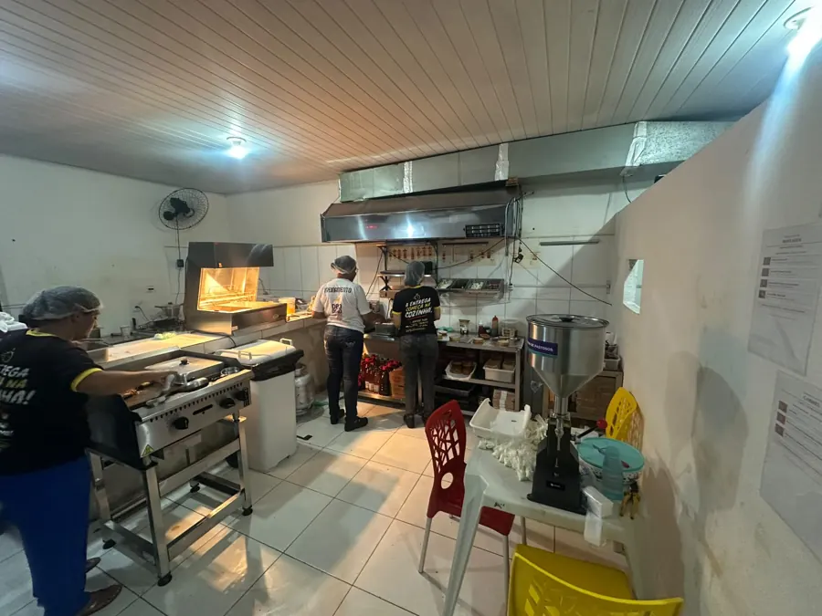 Equipe preparando os burgers na cozinha da Deodoro Burguer